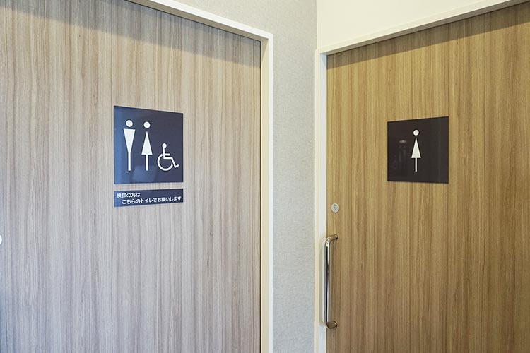 女性用トイレと車椅子でも利用できるトイレを用意しました